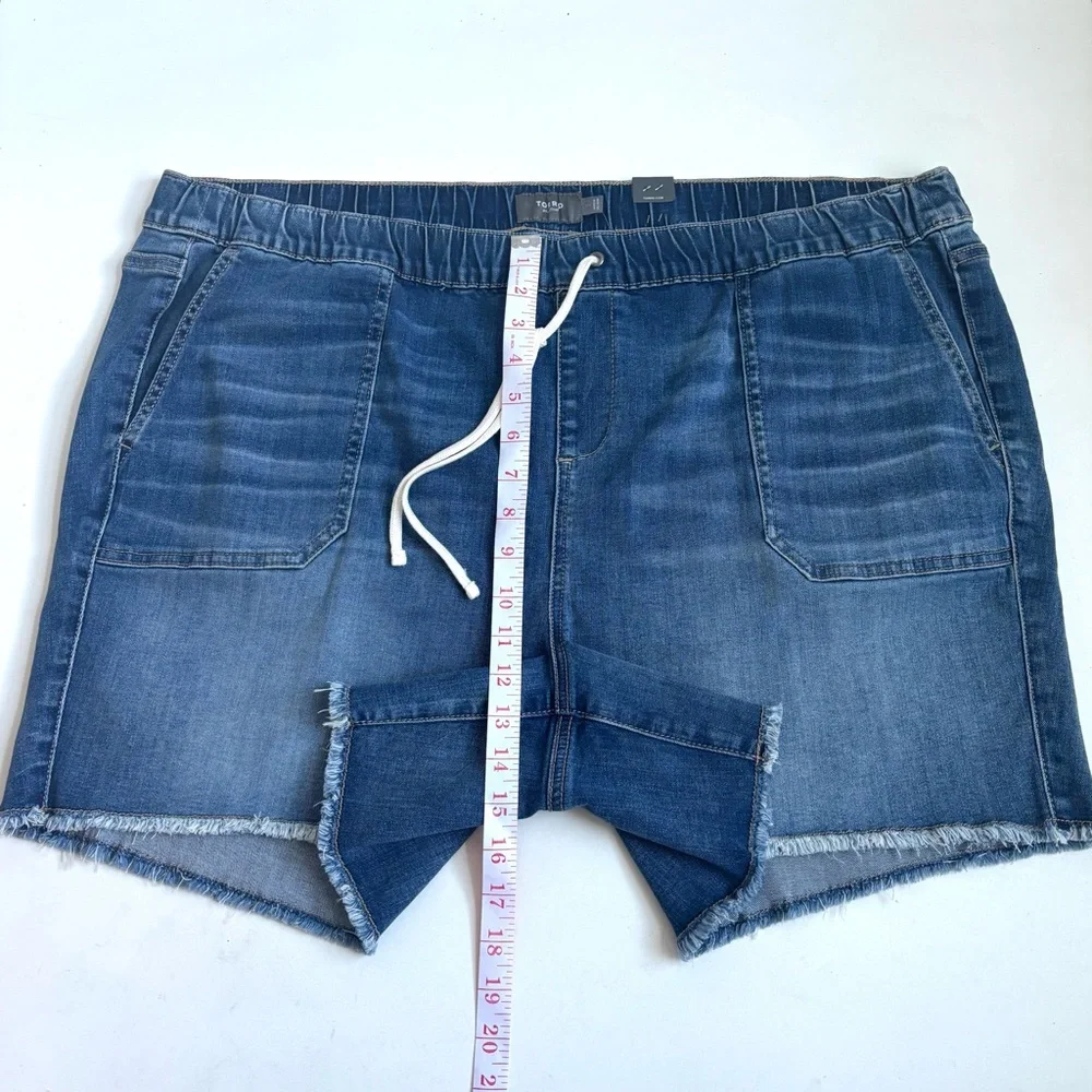 Torrid Mid-Rise Pull-On Jeans Shorts Raw Hem in Rum Coke Blue Wash Size 3X